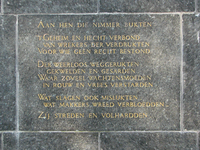 833287 Afbeelding van het tekstpaneel met dichtregels van de dichter Hendrik de Vries (1896-1989), in de sokkel van het ...